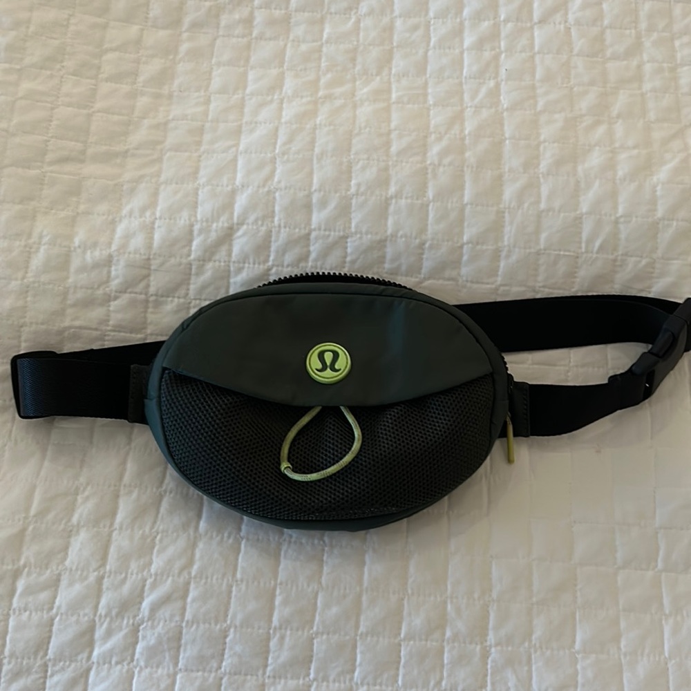 Lulu lemon pouch